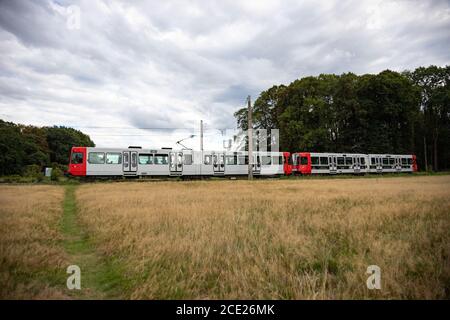 Köln, NRW, Deutschland, 08 29 2020, Kölner Straßenbahn, Linie 18 auf einer Landstraße Stockfoto