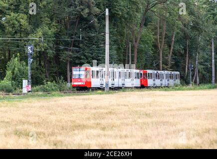 Köln, NRW, Deutschland, 08 29 2020, Kölner Straßenbahn, Linie 18 auf einer Landstraße Stockfoto