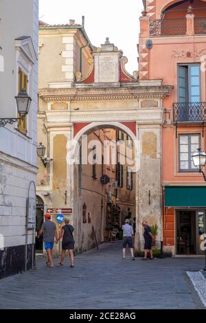 Menschen und alte Gebäude in der Altstadt von Finalborgo, Finale Ligure, Ligurien, Italien Stockfoto