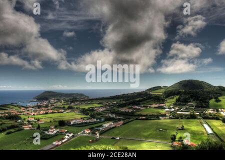 Blick auf die Landschaft von Faial Island auf den Azoren. Blick auf Pico Island Stockfoto