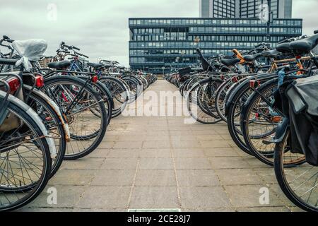 Viele Fahrräder geparkt Fahrrad Parkplatz in Amsterdam, Niederlande. Stockfoto