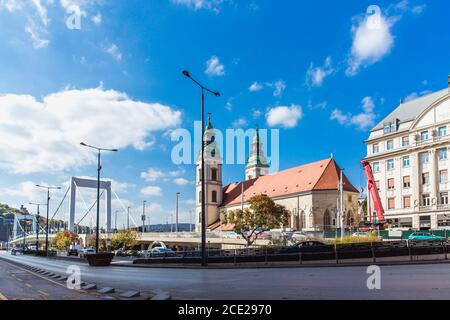 Budapest Innenstadt Mutter Kirche der seligen Jungfrau und Erzsebet versteckte sich an sonnigen Tagen in Budapest Stockfoto