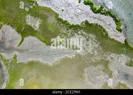 Luftaufnahme der Küste mit Feuchtgebieten, Southampton, NY Stockfoto