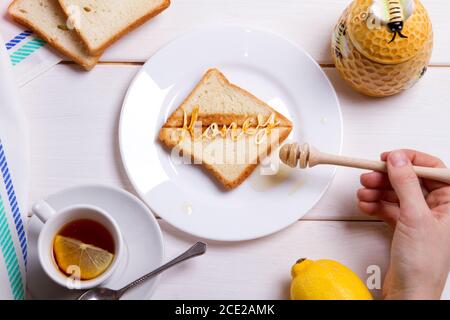 Frühstück Konzept frittiertes Brot Toast mit Honig Stockfoto