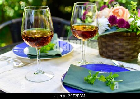 Abgeschiedenes Terrassencafe im wunderschön angelegten Garten Schöner Sommerabend zum Essen im Freien Stockfoto