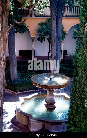 Der Garten von Daraxa an der Alhambra in Granada Marmorbrunnen und Bogengängen, Spanien. Stockfoto