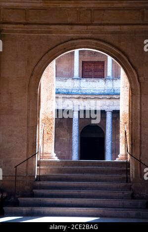 Eintritt zum zweistöckigen runden Innenhof im Palast Karl V. in der Alahambra in Granada, Spanien. Stockfoto