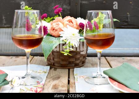 Abgeschiedenes Terrassencafe im wunderschön angelegten Garten Schöner Sommerabend zum Essen im Freien Stockfoto