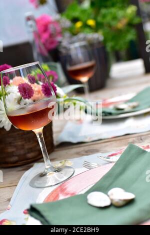 Abgeschiedenes Terrassencafe im wunderschön angelegten Garten Schöner Sommerabend zum Essen im Freien Stockfoto