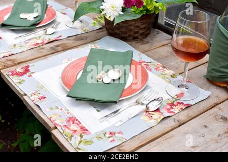 Abgeschiedenes Terrassencafe im wunderschön angelegten Garten Schöner Sommerabend zum Essen im Freien Stockfoto