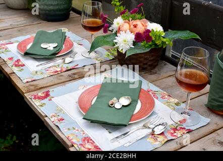 Abgeschiedenes Terrassencafe im wunderschön angelegten Garten Schöner Sommerabend zum Essen im Freien Stockfoto