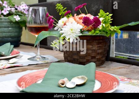 Abgeschiedenes Terrassencafe im wunderschön angelegten Garten Schöner Sommerabend zum Essen im Freien Stockfoto