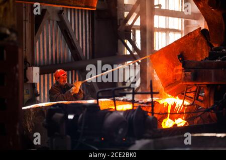 Kasachstan, Taraz Stadt Metallurgische Anlage. Metallurgie Fabrik Werkstatt. Schmelzen von Metall. Kontrollprozess für Metallurgen. Stockfoto