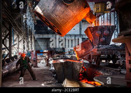 Kasachstan, Taraz Stadt Metallurgische Anlage. Metallurgie Fabrik Werkstatt. Schmelzen von Metall. Kontrollprozess für Metallurgen. Fließen von flüssigem Metall. Stockfoto