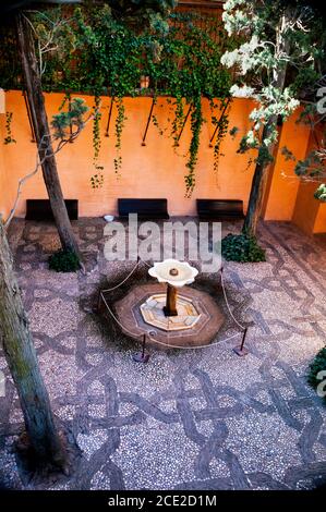 Wasserbrunnen und Innenhöfe an der Alhambra in Granada, Spanien. Stockfoto