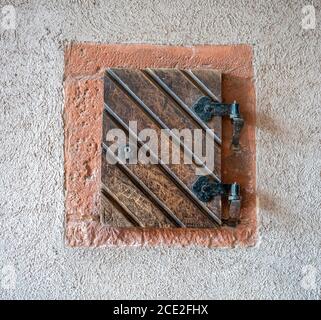 Historische hölzerne Fensterläden in Deutschland gesehen Stockfoto