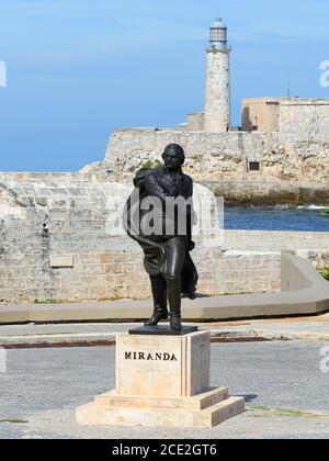 Statue von Francisco Miranda in Havanna, Kuba. Bronzestatue im Malecon von La Habana mit Morro Castle Leuchtturm dahinter. Stockfoto