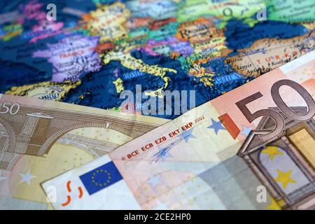 Euro-Banknoten auf der Europakarte. Konzept für die europäische Wirtschaft, Länder der Eurozone Stockfoto