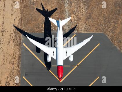 Norwegian Air Shuttle International Boeing 787 über Landebahn Chevrons des LAX Airport vor der Landung. Dreamliner-Flugzeug auf finaler Annäherung. Luftaufnahme. Stockfoto