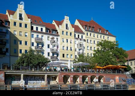 Das Nikolaiviertel in Berlin, beliebt bei vielen Touristen, von der Spree aus gesehen Stockfoto