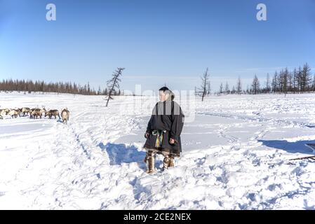 Ein junger Nenet-Mann in traditioneller Rentierfellkleidung, Yamalo-Nenets Autonomous Okrug, Russland Stockfoto