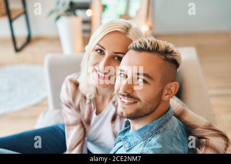 Junge glücklich paar Nahaufnahme Porträt entspannen und umarmen an Zu Hause Stockfoto