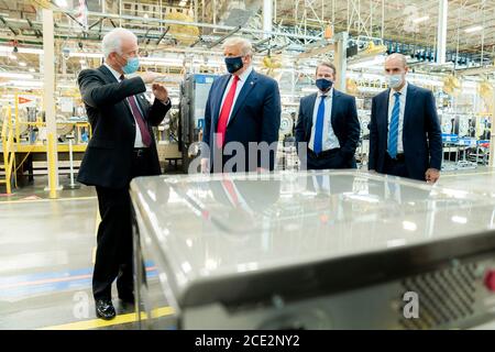 US-Präsident Donald Trump, trägt eine Gesichtsmaske, wird eine Tour durch eine Whirlpool Corporation Manufacturing Plant von VP Integrated Supply Chain and Quality Jim Keppler, links, 6. August 2020 in Clyde, Ohio gegeben. Stockfoto