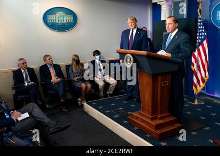 US-Präsident Donald Trump sieht zu, wie der Gesundheitsminister Alex Azar während des Coronavirus-Briefings für die Medien im Presseraum des Weißen Hauses am 23. August 2020 in Washington, DC, spricht. Stockfoto