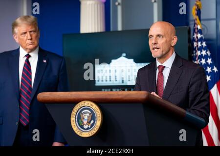 US-Präsident Donald Trump sieht zu, wie der Kommissar der Food and Drug Administration, Dr. Stephen Hahn, während der Coronavirus-Update-Briefing für die Medien im Pressesaal des Weißen Hauses am 23. August 2020 in Washington, DC spricht. Stockfoto