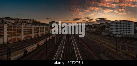 Ein Panorama Bild vom Sonnenuntergang über Bahnhof Poitier. Stockfoto