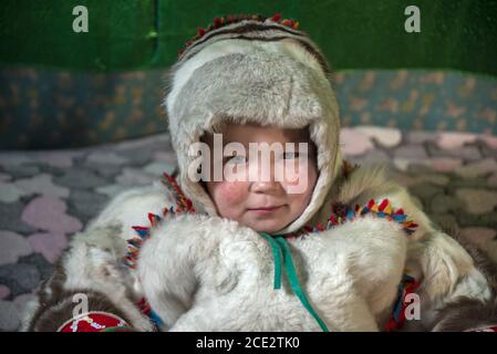Porträt eines jungen Mädchens in traditioneller Kleidung in einem Chum (Zelt), Yamalo-Nenzen Autonomous Okrug, Russland Stockfoto
