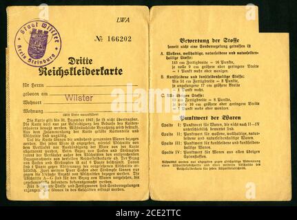 Europa, Deutschland, Zeit des 2. Weltkrieges, Dritte Reichskleiderkarte, , gültig bis 31. Dezember 1942 , die erste und die letzte Seite, Größe 21 cm x 14,5 cm , Motiv darf nur für journalistische oder wissenschaftliche Zwecke genutzt werden, Rechte werden nicht vertreten . / Europa, Deutschland, Hamburg, Zeit des 2. Weltkrieges, 3. Rationsmarken der Kleidung, gültig bis 31. Dezember 1942, die erste Seite und die letzte, Größe 21 cm x 14,5 cm, Bild nur für journalistische oder akademische Nutzung, gibt es keine Rechte. Stockfoto