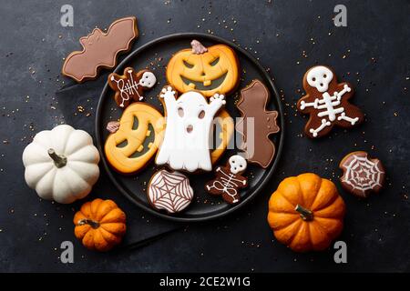 Lustige Halloween Lebkuchen Kekse auf schwarzem Hintergrund Stockfoto