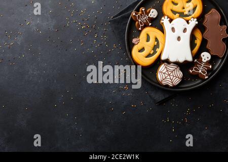 Lustige Halloween Lebkuchen Kekse auf schwarzem Hintergrund Stockfoto