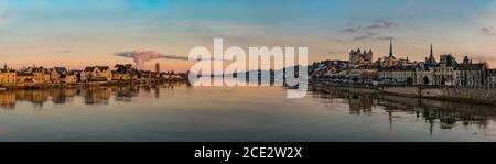 Ein Panorama von Saumur sowohl der Ränder von der Mitte der Brücke Cessart genommen. Stockfoto