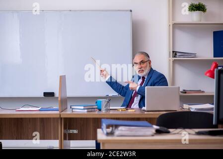 Männlicher Chef-Mitarbeiter, der im Büro arbeitet Stockfoto