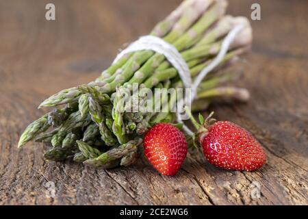 Wilder grüner Spargel auf Holz Stockfoto