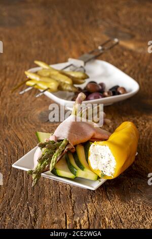 Grillzutaten auf Holz Stockfoto