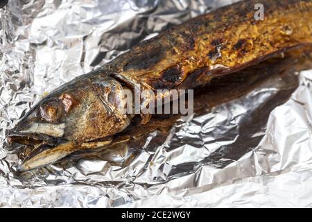 Gegrillte Makrele auf Aluminiumfolie Stockfoto