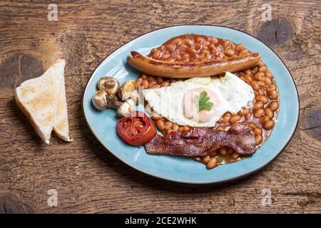 Komplettes englisches Frühstück auf dem Teller Stockfoto