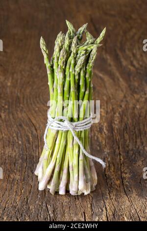 Wilder grüner Spargel auf Holz Stockfoto