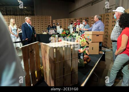 US-Präsident Donald Trump, zusammen mit der ersten Tochter Ivanka Trump und Landwirtschaftsminister Sonny Perdue spricht mit Mitarbeitern von Flavour First Growers and Packers 24. August 2020 in Mills River, North Carolina. Stockfoto