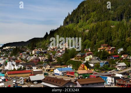 Ketchikan Alaska mit einem Berg im Hintergrund Stockfoto