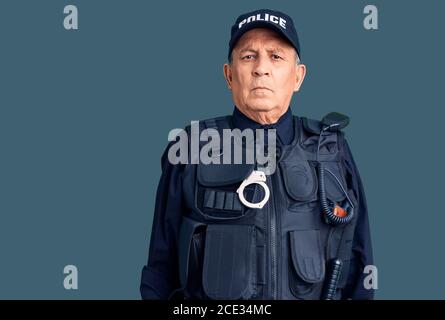 Senior stattlichen Mann trägt Polizei Uniform mit ernsten Ausdruck auf Gesicht. Einfach und natürlich Blick auf die Kamera. Stockfoto