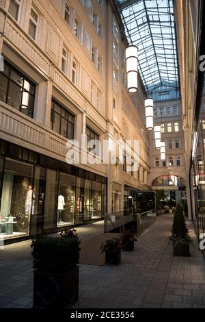 Einkaufsstraße Mit Glasdach In Der Innenstadt Von Wien In Österreich Stockfoto