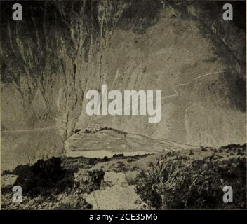 . Dans les Marches Tibetaines autour du Dokerla Novembre 1906-Janvier 1908 . UN PALAIS A BATANG. ;-V:-^- VILLAGE DE MERECHU BATANG 81 Près de ma maison, au fond dune rueétroite, en cul-de-sac, un Petit Temple sur-monté du clocheton doré. Une vieillefemme, des jeunes gens murmurant desoraisons tournent autour, dans la galeriecirculaire tapissée de cylindres à prières. Une femme de Lha-sa est dans la rue, lafigure barbouillée de noir. Le Prestige dece nom est tel quAdjroup, à la nouvelle,accourt pour voir cette femme et il répèteen la contemplant : « Lha-sa! LHA-sa. » J juillet. Aujourdhui nou Stockfoto