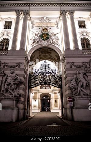 Beleuchtetes Eingangsportal Zur Hofburg Im Inneren Stadt Wien In Österreich Stockfoto