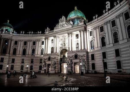 Beleuchtetes Eingangsportal Zur Hofburg Im Inneren Stadt Wien In Österreich Stockfoto