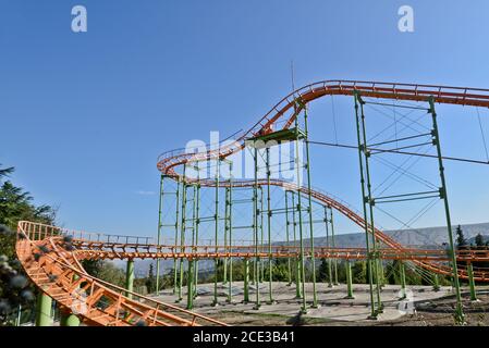 Achterbahn in Mtasminda Park, Tiflis, Republik Georgien Stockfoto