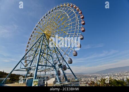 Riesenrad am Rande des Mtasminda Parks, Tiflis, Republik Georgien Stockfoto